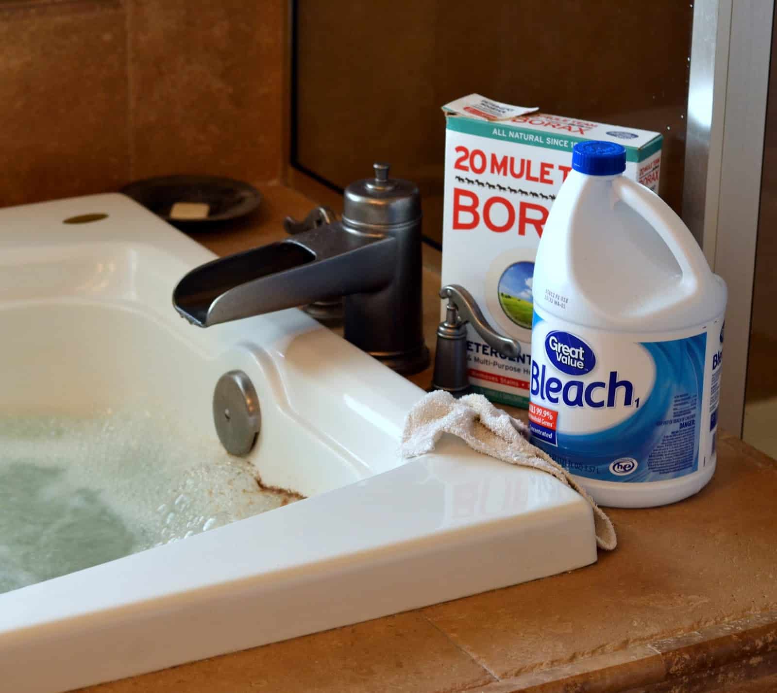 How to Clean a Bathtub Naturally